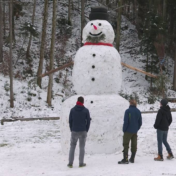 Jugendliche bauen fünf Meter hohen Schneemann