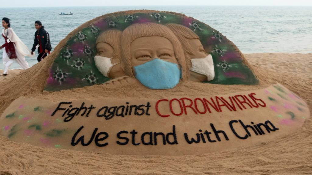 Solidaritäts-Sandskulptur des indischen Künstlers Sudarsan Pattnaik für China. Im Reich der Mitte ist die Corona-Pandemie extrem verniedlicht worden, wie eine neue Studie beweist. (Symbolbild)