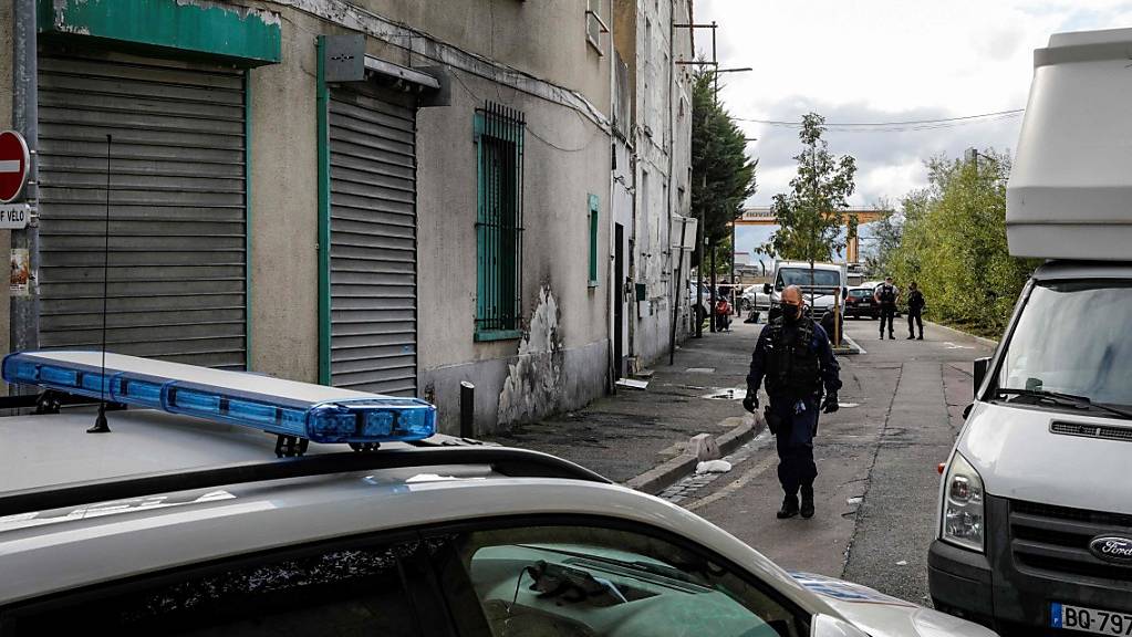 Die Polizei sperrt den Bereich vor einem Haus ab. Ermittler haben in einem Haus in einem Pariser Vorort fünf Tote gefunden. Foto: Geoffroy Van Der Hasselt/AFP/dpa