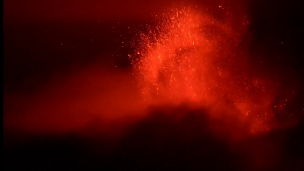 Vulkan Ätna spuckt glühende Lava in den Himmel