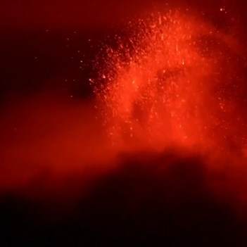 Vulkan Ätna spuckt glühende Lava in den Himmel