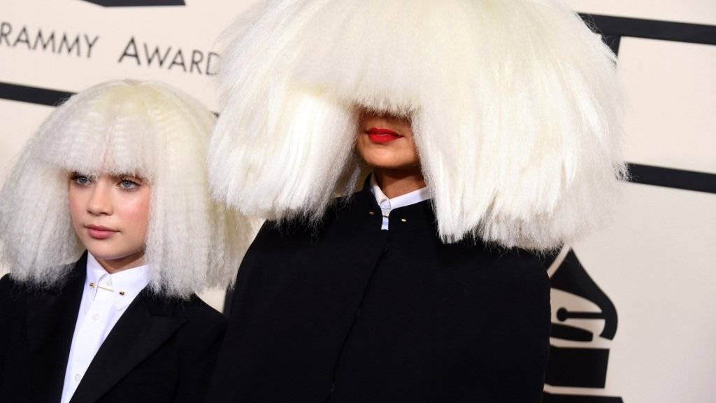 Popsängerin Sia (rechts) wechselt ins Filmgeschäft. Ihr Gesicht versteckt sie gerne hinter einem Haarvorhang. (Archivbild)