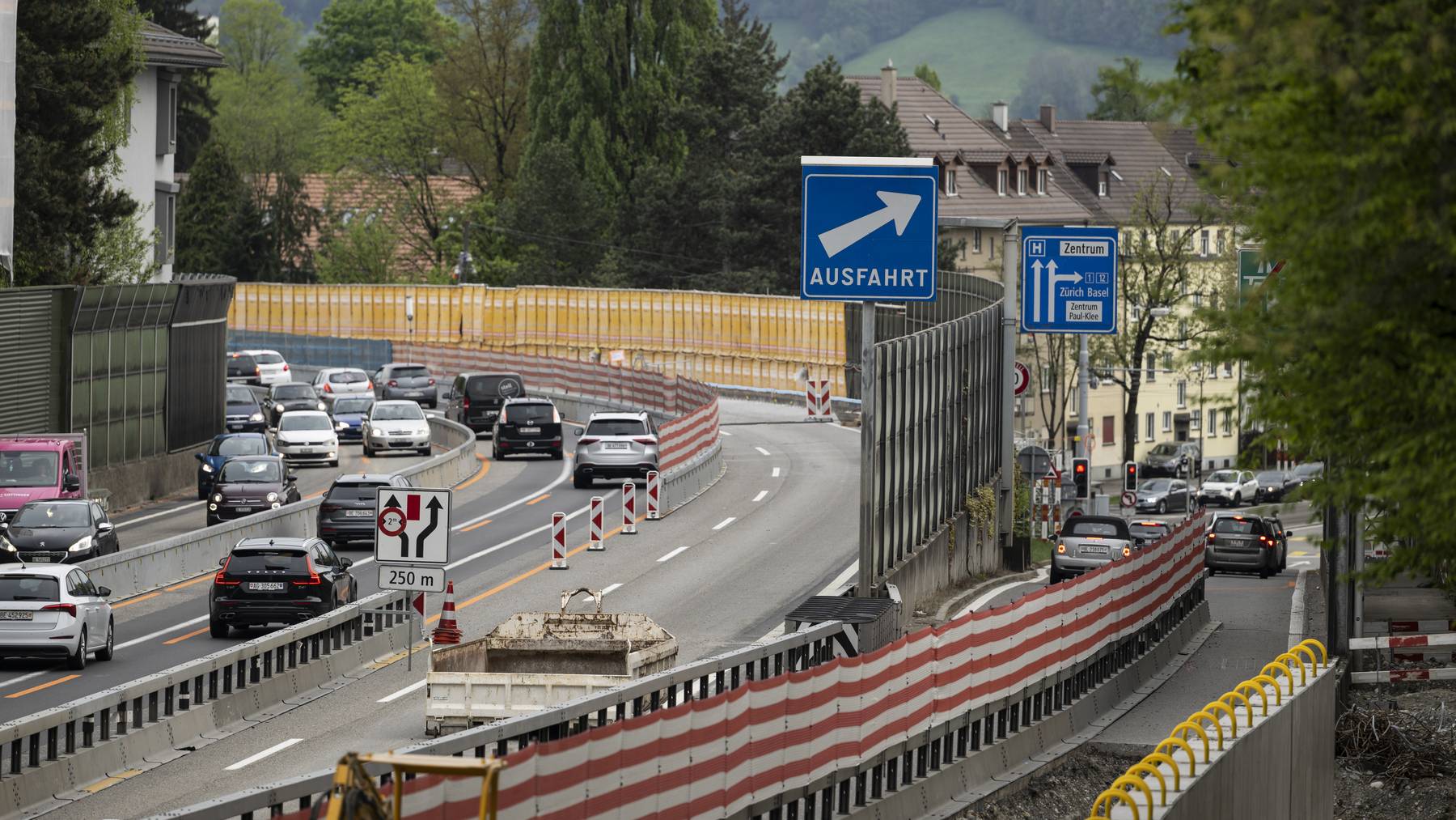 Verkehr rollt über die Stadtautobahn A6 bei der Autobahnausfahrt Bern - Ostring.