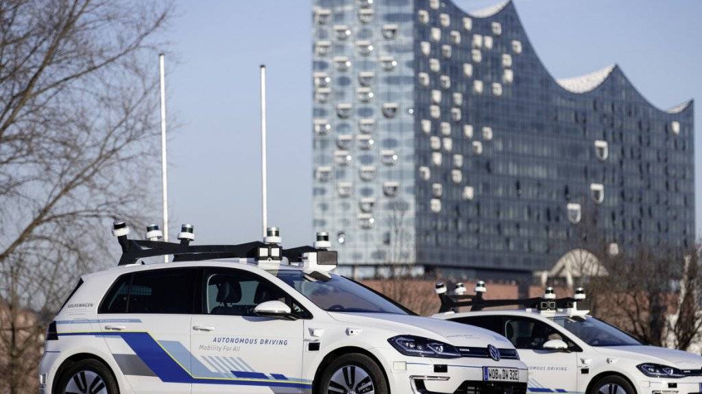 Fünf selbstfahrende Elektro-Autos von Volkswagen sind für einen Test in Hamburg unterwegs.