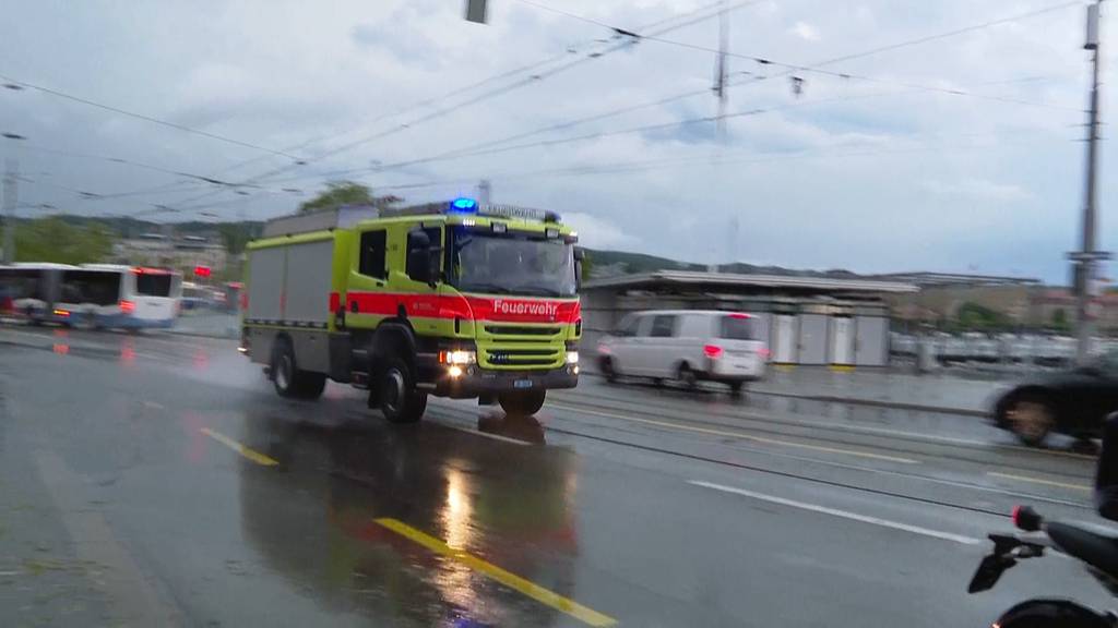 Unwetter: Hunderte Feuerwehreinsätze, Verletzte und ein Todesopfer