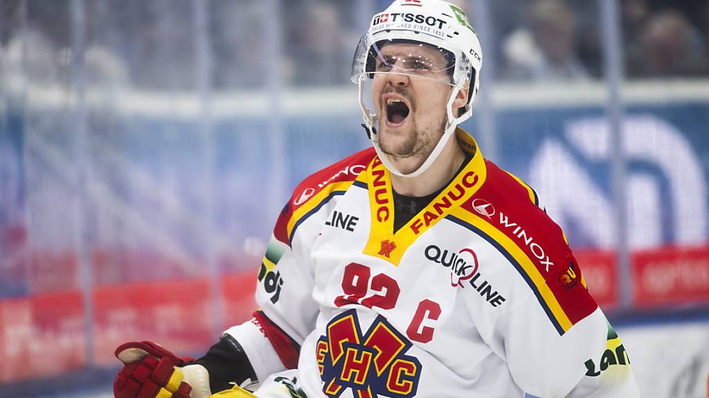 Gaëtan Haas feiert das vorentscheidende 3:1 für Biel beim 4:2-Sieg über Ambri-Piotta. Damit sichert sich der letztjährige Playoff-Finalist den letzten Platz im Viertelfinal