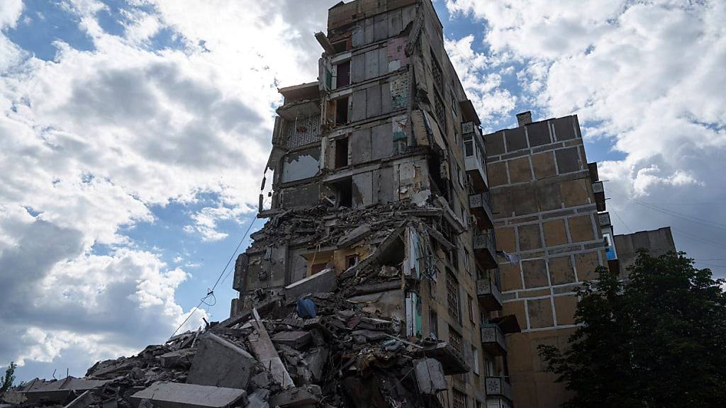 ARCHIV - Ein durch einen russischen Luftangriff zerstörtes Wohnhaus. Foto: Evgeniy Maloletka/AP/dpa