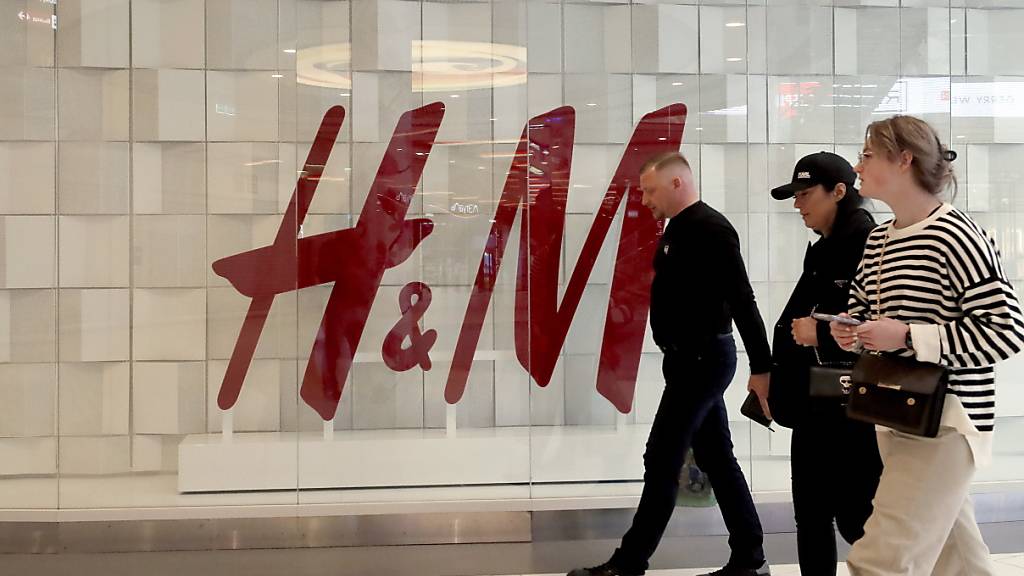 H&M hat im September unter anderem unter der Schliessung seiner Geschäfte in Russland gelitten. Im Bild eine geschlossene Filiale in einem St. Petersburger Einkaufszentrum. (Archivbild)