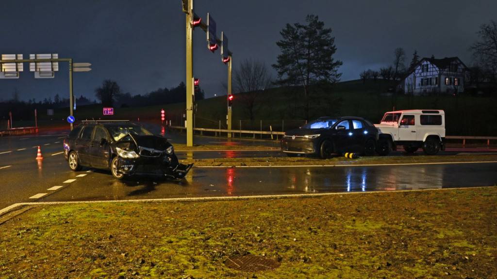 Drei Personen wurden beim Unfall am Mittwochabend verletzt.