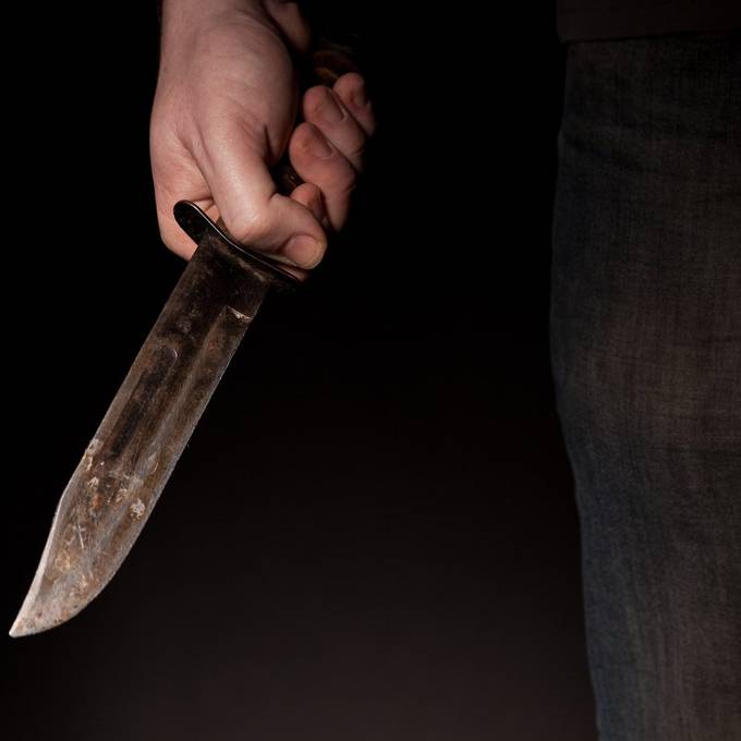 Angestellte mit Messer bedroht: Unbekannter überfällt Laden in Oberbalm