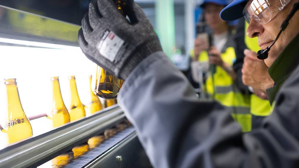 Die Konjunkturerwartungen deutscher Finanzexperten haben sich im August deutlich stärker verschlechtert als angenommen. Damit schwinden die Hoffnungen auf einen Aufschwung. (Im Bild Wirtschaftsminister Robert Habeck, der eine Flaschenanlage betrachtet)