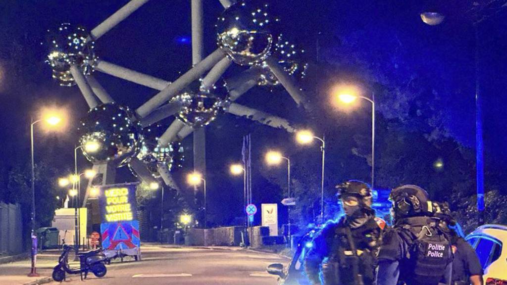 Polizeipatrouille vor dem König-Baudouin-Stadion, nachdem das Spiel zwischen Belgien und Schweden abgebrochen wurde. Foto: Sylvain Plazy/AP/dpa