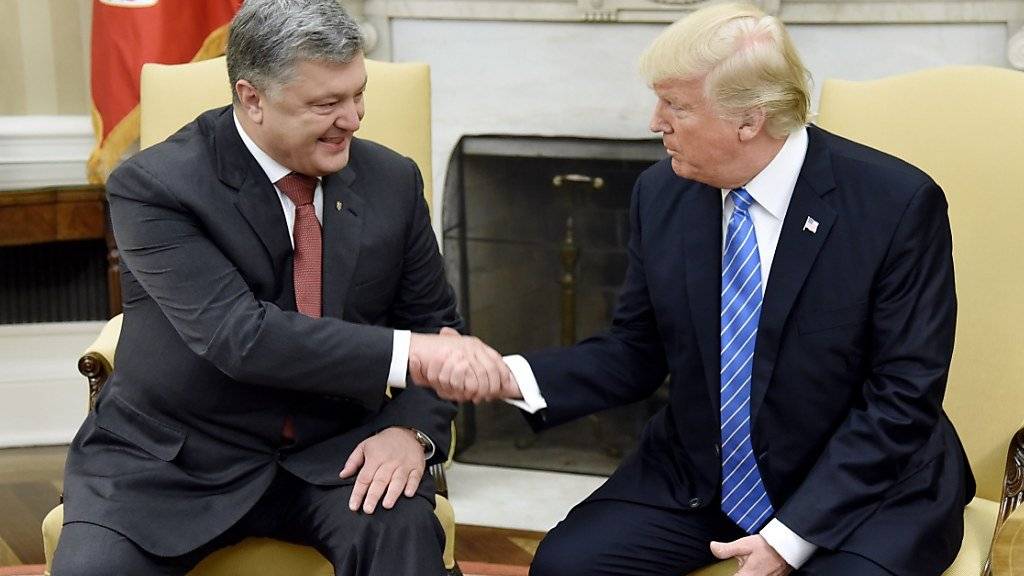 US-Präsident Donald Trump (r) empfängt am Tag der Verschärfung von Sanktionen gegen Russland den ukrainischen Präsidenten Petro Poroschenko