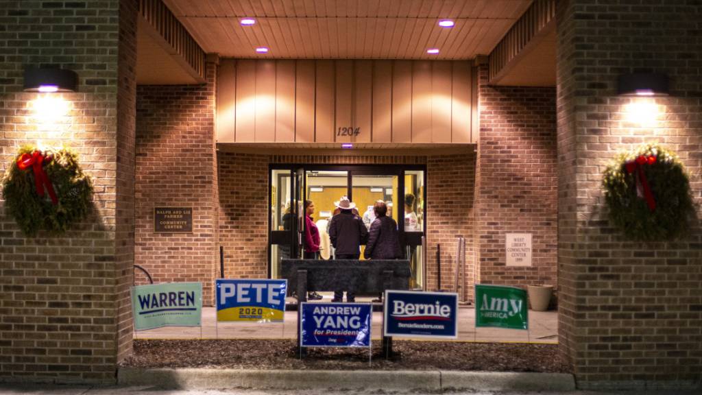 Die erste Vorwahl der Demokraten im US-Präsidentschaftsrennen ist im Chaos versunken: Wegen einer Panne konnte die Partei nach der Abstimmung im Bundesstaat Iowa noch keine Ergebnisse veröffentlichen.