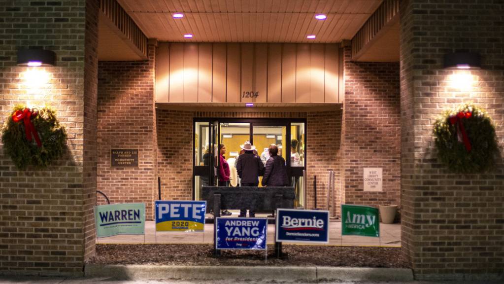 Die erste Vorwahl der Demokraten im US-Präsidentschaftsrennen ist im Chaos versunken: Wegen einer Panne konnte die Partei nach der Abstimmung im Bundesstaat Iowa noch keine Ergebnisse veröffentlichen.