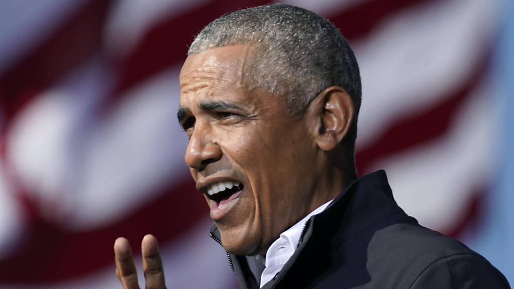 Barack Obama, ehemaliger Präsident der USA, hält während einer Wahlkampfkundgebung auf dem Turner Field zur Unterstützung des demokratischen US-Präsidentschaftskandidaten Biden eine Rede. Foto: Brynn Anderson/AP/dpa