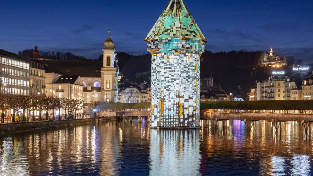 Anlässlich des Lichtfestivals Lilu werden Luzerner Sehenswürdigkeiten wie der Wasserturm der Kapellbrücke kunstvoll beleuchtet.