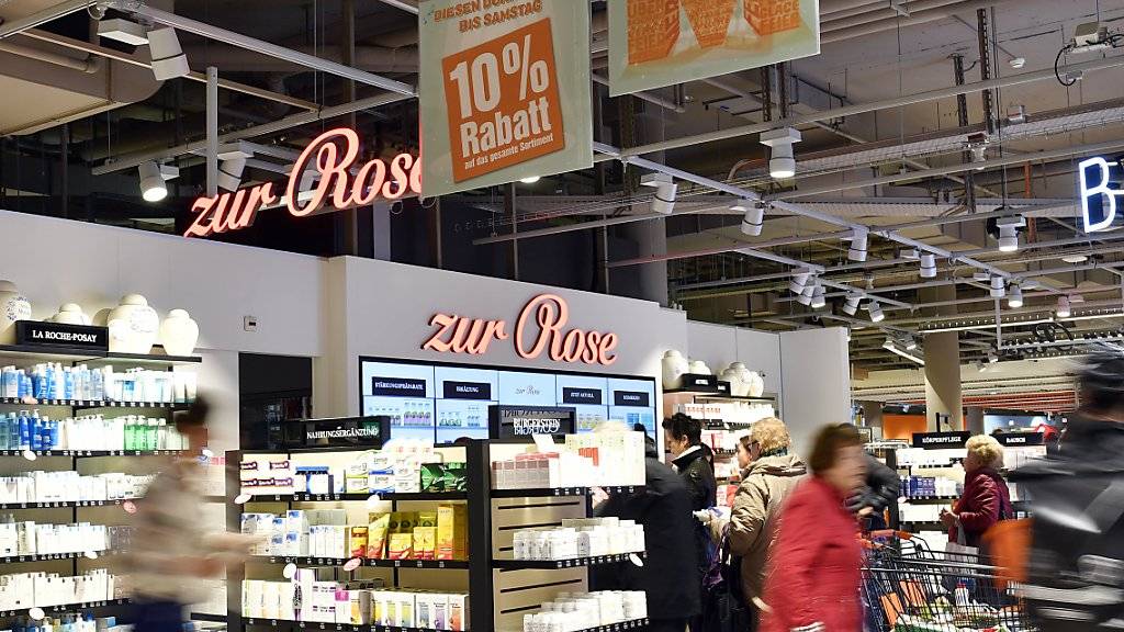 Die Migros und die Apothekengruppe Zur Rose planen weitere «Shop in shop»-Apotheken in Migros-Filialen wie hier in Zürich. (Archivbild)