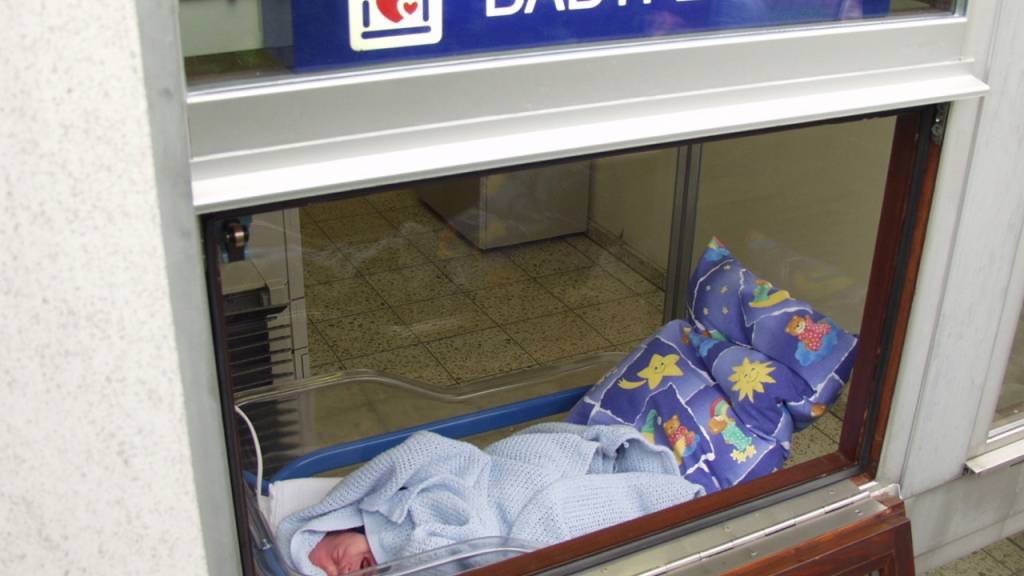 Der Zürcher Regierungsrat will kein Babyfenster in Winterthur. Fördern will er hingegen die anonyme Geburt. Im Bild ein Baby, das im Februar 2020 in eines der Schweizer Babyfenster gelegt wurde. Zum Schutz der Beteiligten ist der Ort nicht bekannt. (Archivbild)