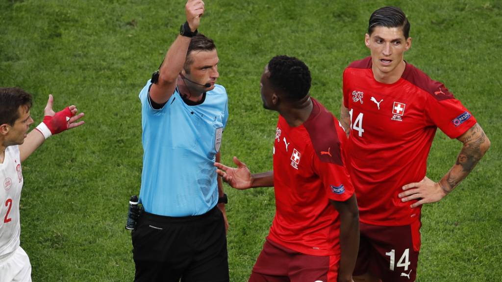 Schiedsrichter Michael Oliver kennt keine Gnade und stellt Remo Freuler (nicht im Bild) vom Platz