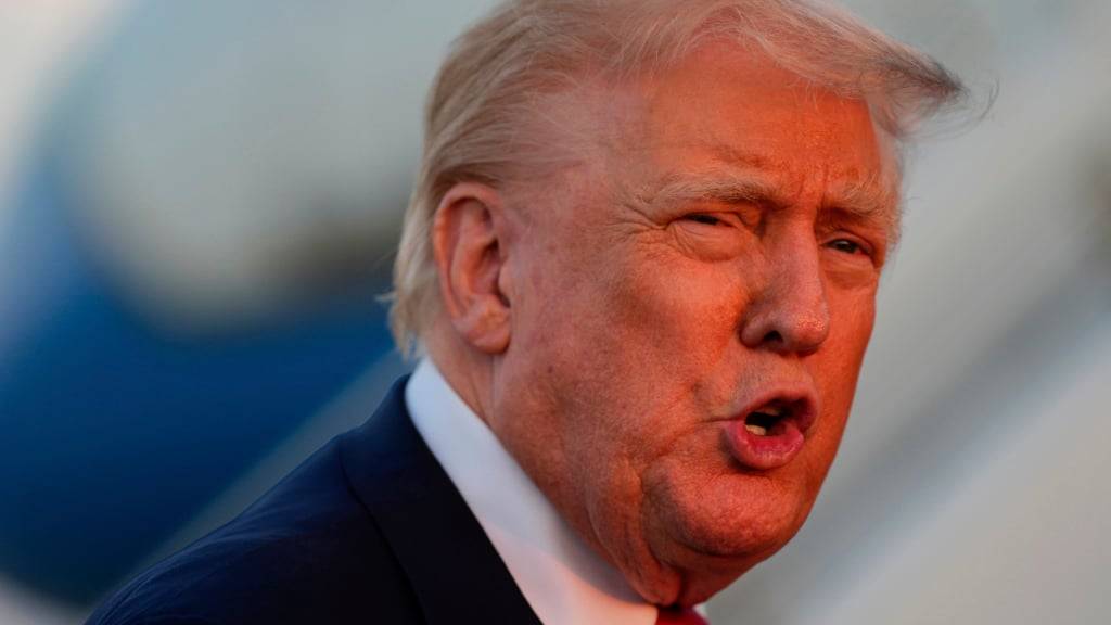 US-Präsident Donald Trump spricht mit Reportern. Foto: Julia Demaree Nikhinson/AP/dpa