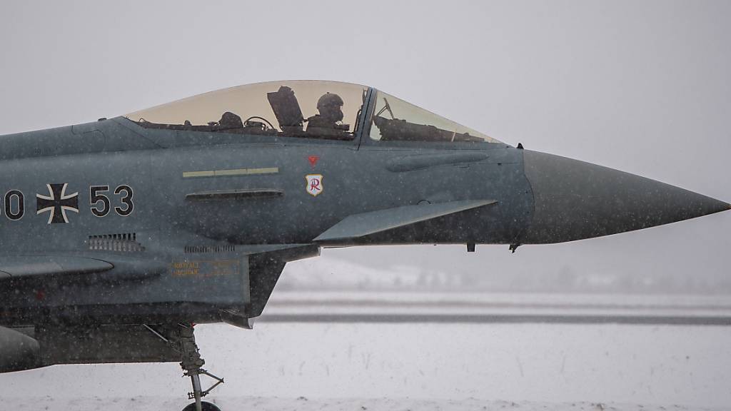 ARCHIV - Ein Eurofighter Typhoon der Luftwaffe rollt auf dem Militärflugplatz zur Startbahn. (Archivbild) Foto: Arne Bänsch/dpa