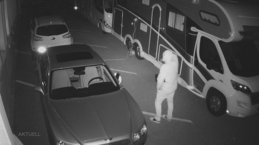 Alles auf Kamera: Ein Dieb braucht in Suhr 5 Stunden, um ein Auto zu klauen
