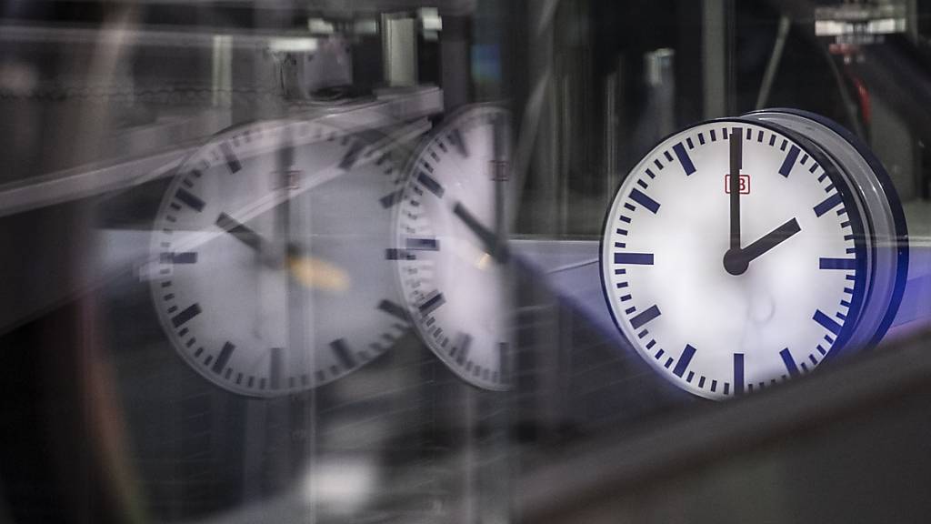 Um 03.00 Uhr wurden die Uhren um eine Stunde zurückgestellt. (Archivbild)