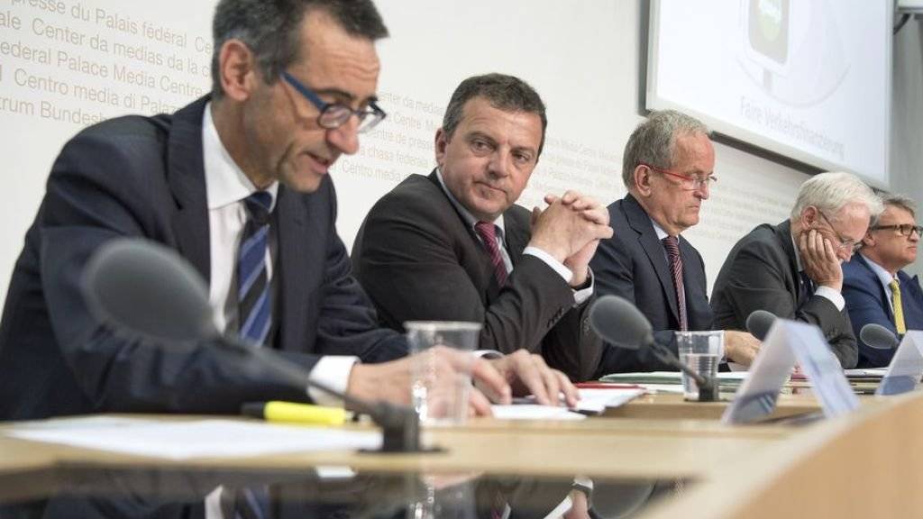 Der damalige ACS-Direktor Stefan Holenstein (erster von links) zusammen mit Politikern während einer Medienkonferenz im Bundeshaus zur volkswirtschaftlichen Bedeutung der Milchkuh-Initiative im Mai 2016. (Archiv)