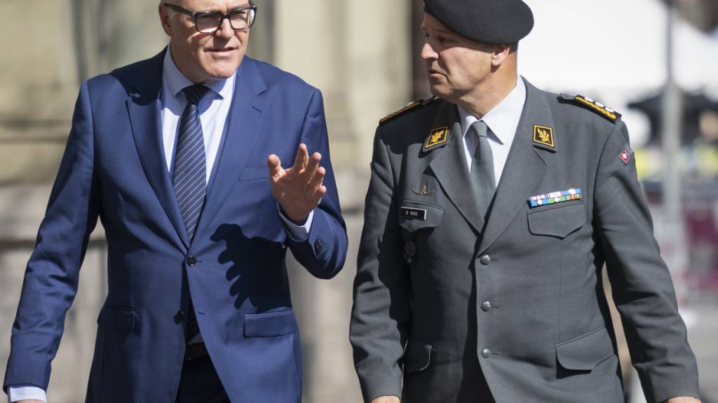 Verteidigungsminister Martin Pfister (links) und Armeechef Benedikt Roos haben am Freitag die Armeebotschaft 2026 präsentiert.