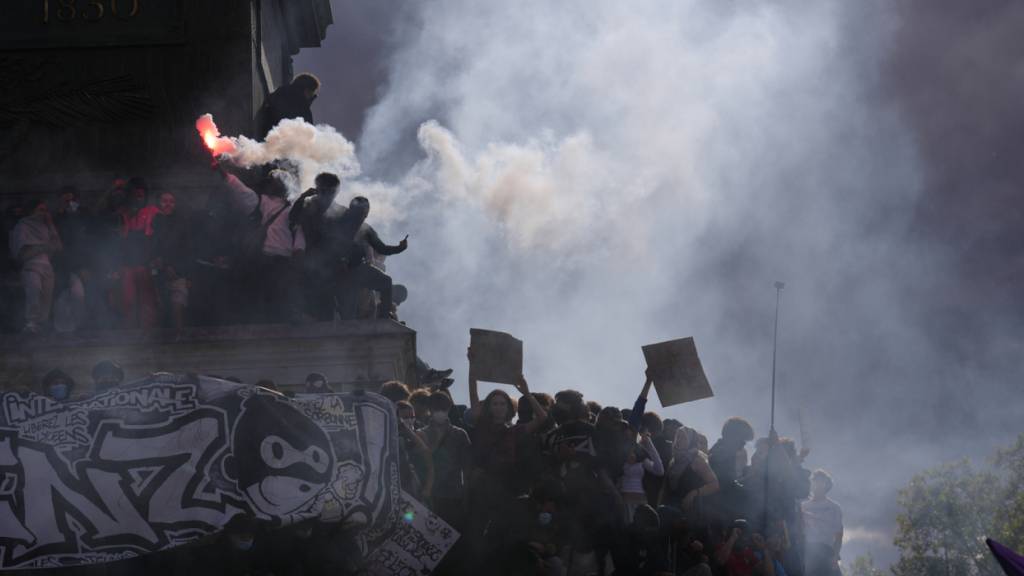 Schüler protestieren gegen unterfinanzierte Schulen. Foto: Aurelien Morissard/AP/dpa