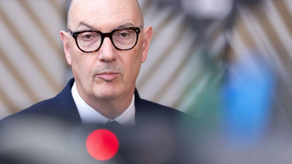 ARCHIV - Der französische Finanzminister Roland Lescure spricht mit den Journalisten. Foto: Omar Havana/AP/dpa