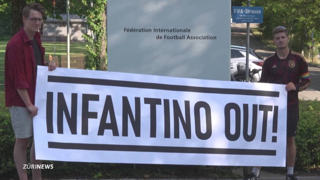 Wenige Fussballfans protestieren in Zürich gegen die Fifa