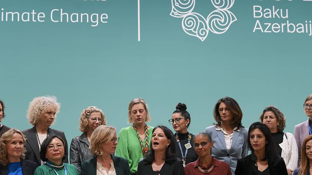 dpatopbilder - Die deutsche Außenministerin Annalena Baerbock (1. Reihe M) spricht während eines Fototermins mit anderen weiblichen Führungspersönlichkeiten auf dem UN-Klimagipfel COP29. Foto: Peter Dejong/AP