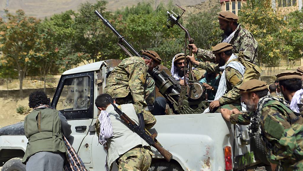 Milizionäre der Miliz von Massoud, Sohn von Shah Massoud, schieben ein Fahrzeug während einer Trainingsübung in der Provinz Pandschir. Eigenen Angaben wollen die militant-islamistischen Taliban die letzte noch nicht unter ihrer Kontrolle stehende afghanische Provinz, Pandschir, erobert haben.