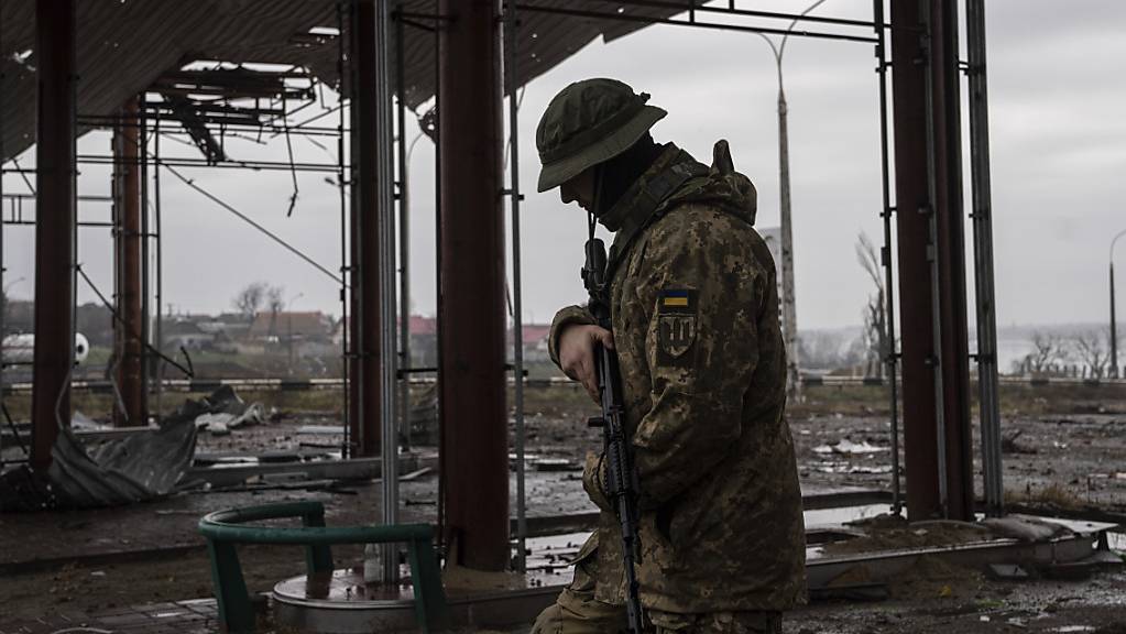 ARCHIV - Ein ukrainischer Soldat patrouilliert Anfang Dezember in Cherson. (Symbolbild) Foto: Evgeniy Maloletka/AP/dpa