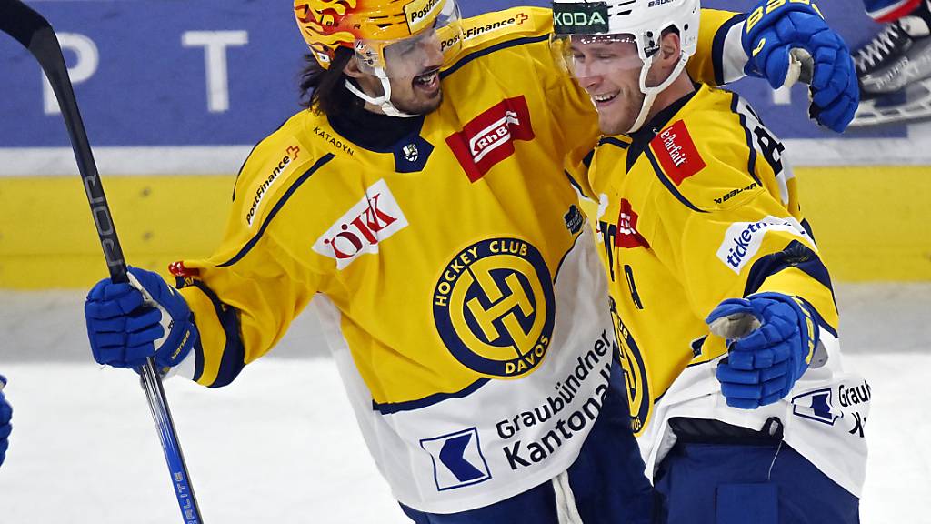 Topskorer Matej Stransky beglückwünscht Siegtorschütze Enzo Corvi