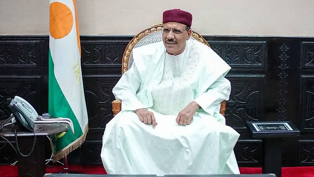 ARCHIV - Der festgesetzte nigrische Präsident Mohamed Bazoum appelliert an die Weltgemeinschaft. Foto: Kay Nietfeld/dpa/Archiv