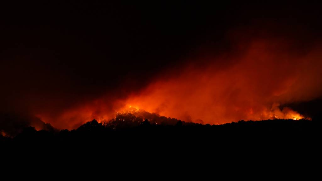 Flammen in der Nähe der Gemeinde Afaro, Teneriffa. Der Waldbrand wurde im Buschgebiet von Arafo als «außer Kontrolle» erklärt. Foto: Europa Press/EUROPA PRESS/dpa