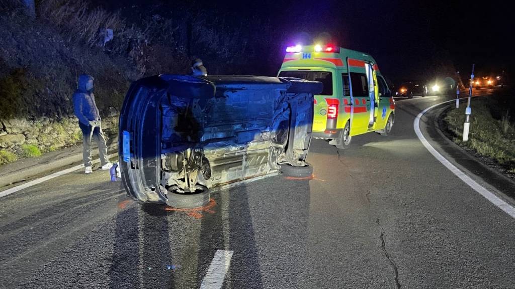 Das Auto kam seitlich gekippt zum Stillstand.