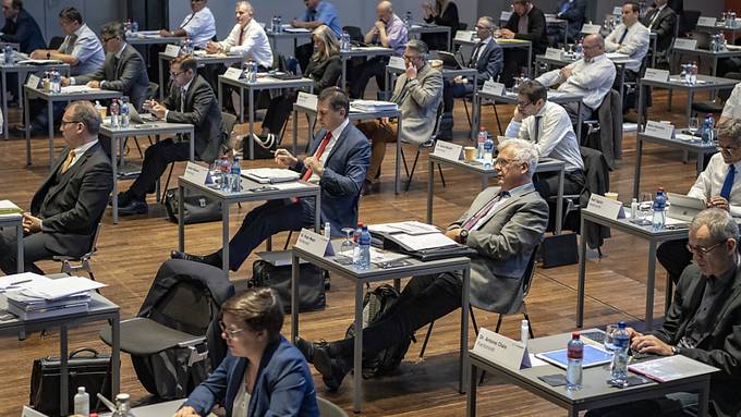 Schwyzer Parlamentskommission will grössere Steuerfusssenkung