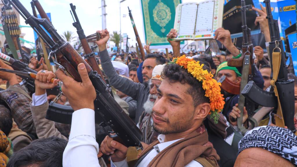 Die Huthi-Miliz demonstriert Stärke an einer Demonstration in der Stadt Sanaa im Jemen - und griff in der Nacht auf Samstag die Saudi-arabische Hauptstadt Riad an.