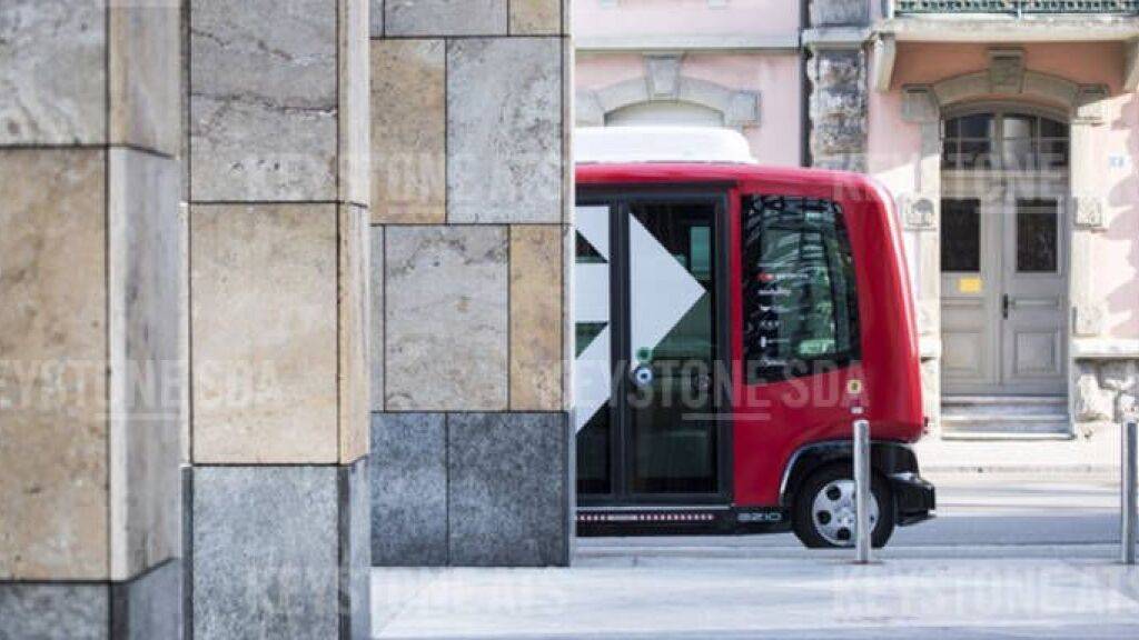 Der Bundesrat will in zwei Verordnungen das automatisierte Fahren regeln: Autonomer Versuchs-Shuttlebus in Zug 2018. (Archivbild)