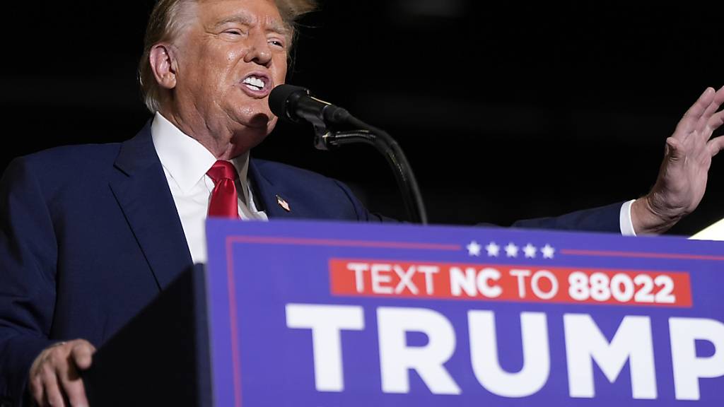 Donald Trump, ehemaliger US-Präsident und Bewerber um die Präsidentschaftskandidatur der Republikaner, spricht während einer Wahlkampfveranstaltung in Greensboro. Foto: Chris Carlson/AP