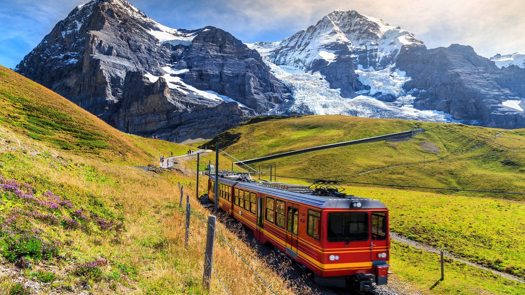 Auch die Züge in der Schweiz sind tolle Ferienerlebnisreisen, zum Beispiel die Strecke durch die Berner Alpen. (Archiv)