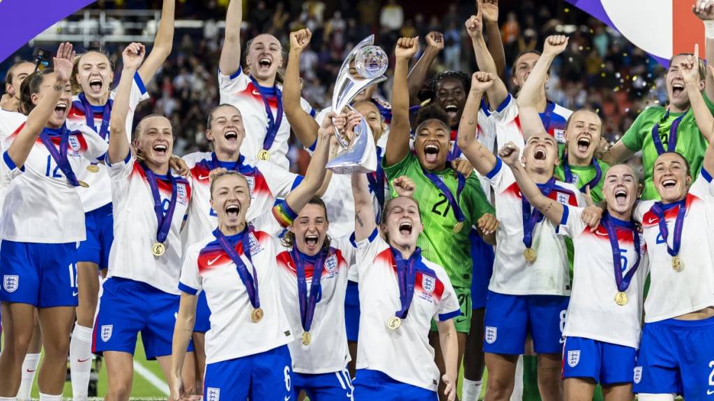 Die Engländerinnen feiern ihren erneuten EM-Triumph
