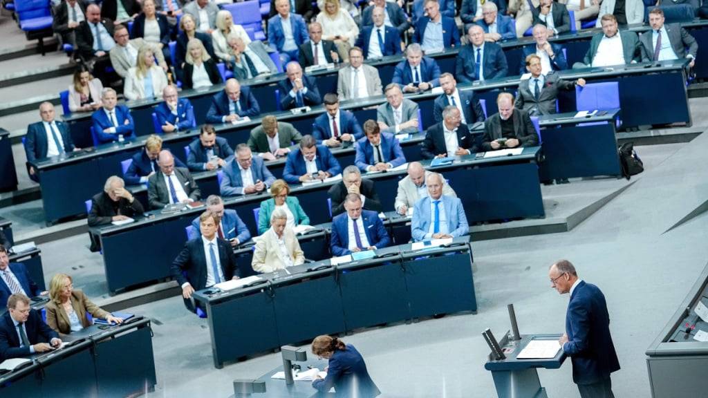 Bundeskanzler Friedrich Merz (CDU) spricht in der Generaldebatte zum Haushalt im Plenum des Bundestags. Die Generaldebatte ist der Höhepunkt der Haushaltswoche im Bundestag. Foto: Kay Nietfeld/dpa