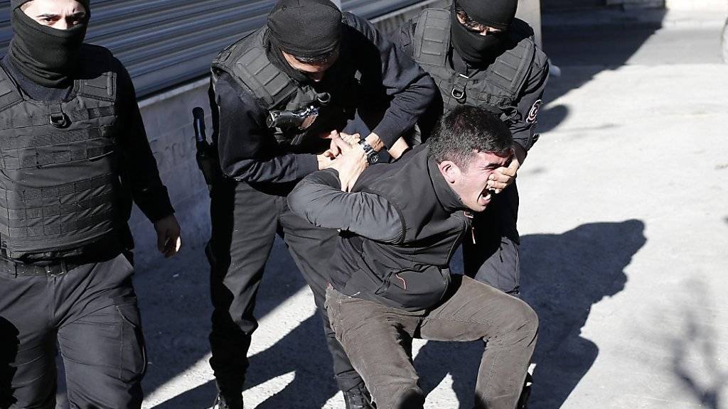 Türkische Polizisten nehmen einen Demonstranten fest in Istanbul - das gleiche Schicksal ereilte drei Akademiker. (Symbolbild)