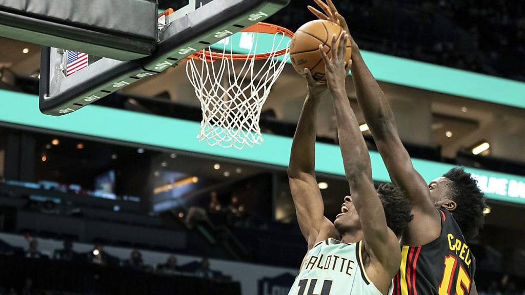 Der Genfer Clint Capela blockt den Versuch von Moussa Diabate von den Charlotte Hornets