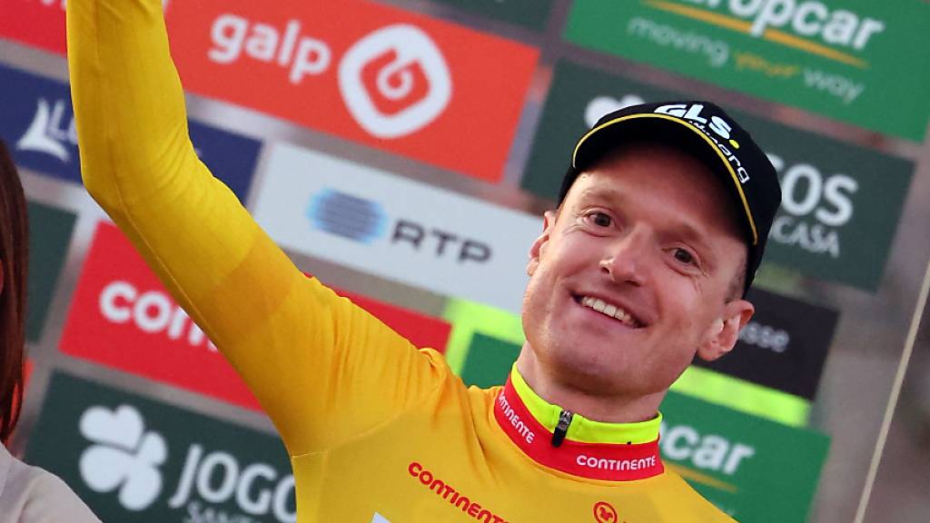 Colin Stüssi lässt sich in Viana do Castelo als Gesamtsieger der Portugal-Rundfahrt feiern